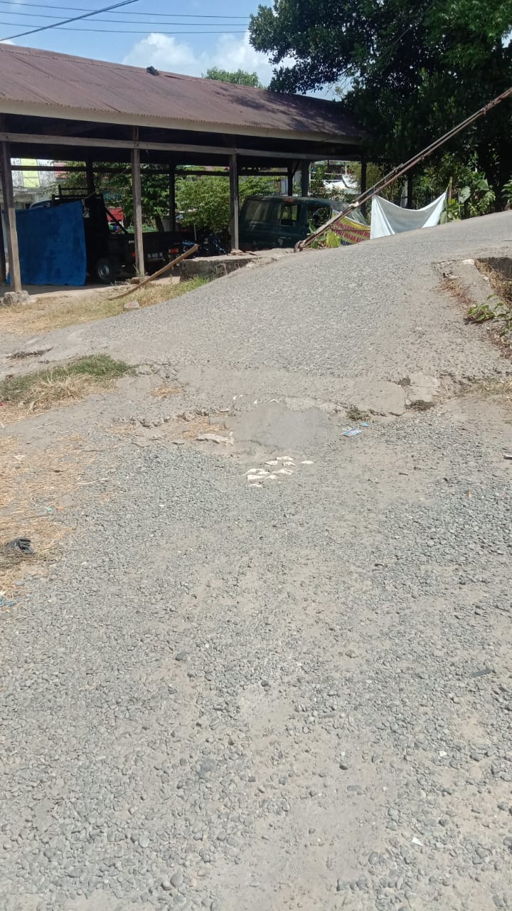 Kadis PUTRPP Maros ‘Diam Membisu’, Jalan Ujung Jembatan Gantung Lingkungan Masembo Di Keluhkan Warga