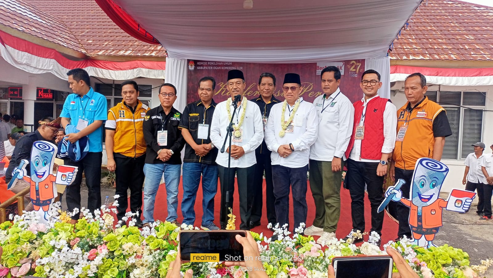 Ratusan Masa Kawal Paslon JADI Daftar Ke KPU OKI