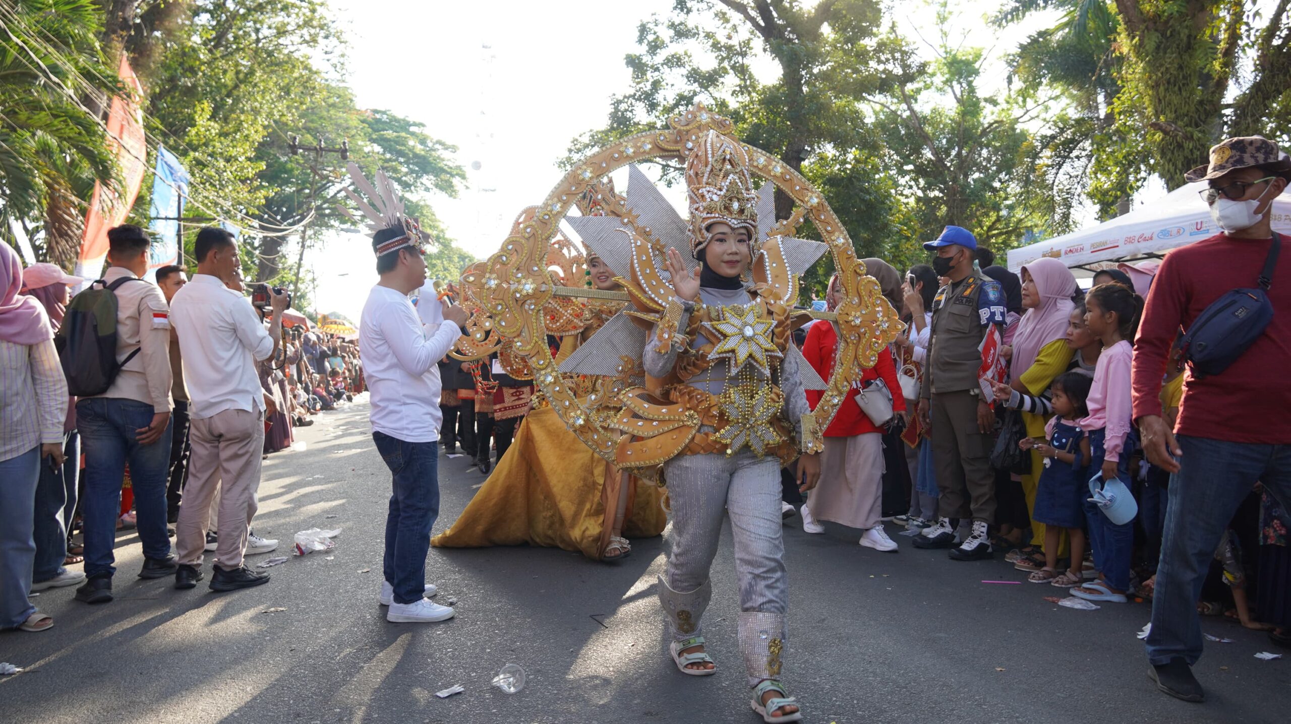 Meriah, Warga OKI Tumpah Ruah ke Jalan Saksikan Pawai Kemerdekaan