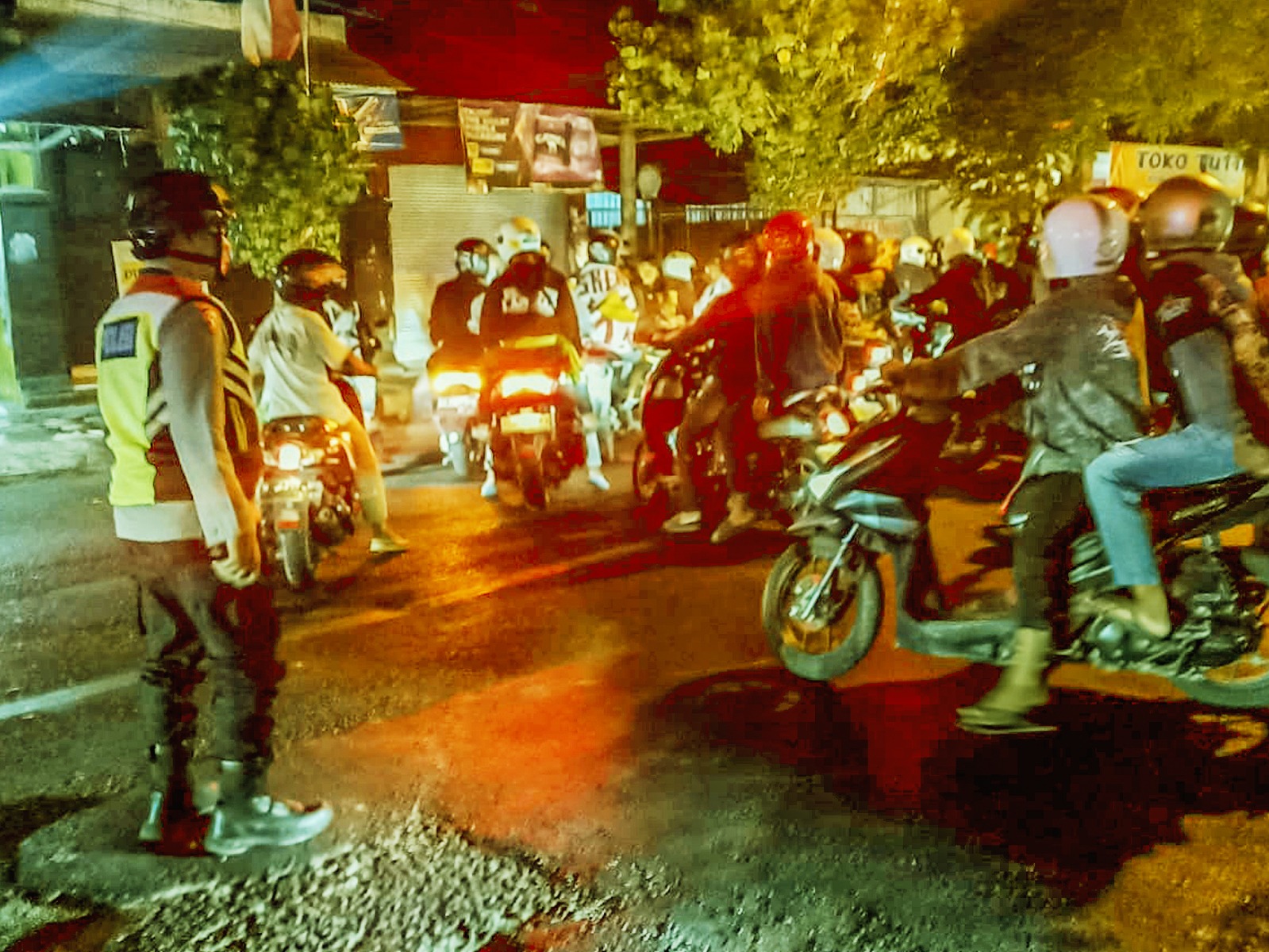 Aksi Kabag Ops Polres Kediri Kota Halau Ratusan Pemotor Bawa Atribut Perguruan Silat yang Sedang Berkonvoi