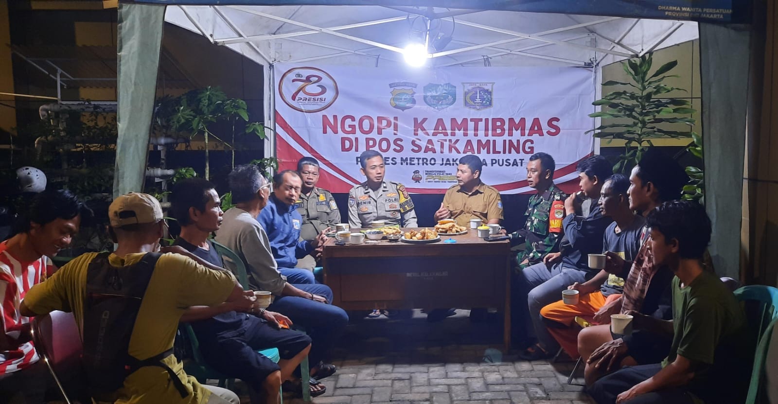 Ngopi Kamtibmas Sambil Ngopi Bahas Kamtibmas Di Poskamling RW 14 Kelurahan Kebon Melati    