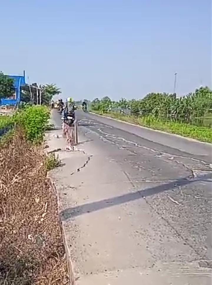 Jalan Akses Utama Menuju Pasar Proklamasi Rengasdengklok Retak-Retak Membahayakan Pengendara Jalan