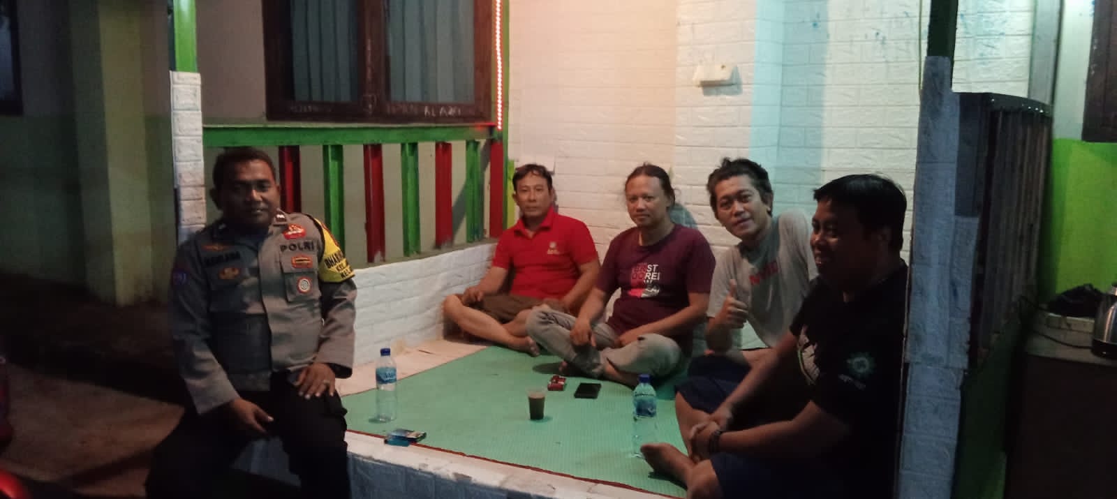 Sinergitas Jaga Keamanan, Bhabinkamtibmas Monitoring Pos Kamling di Kp. Bulak, Jatiasih
