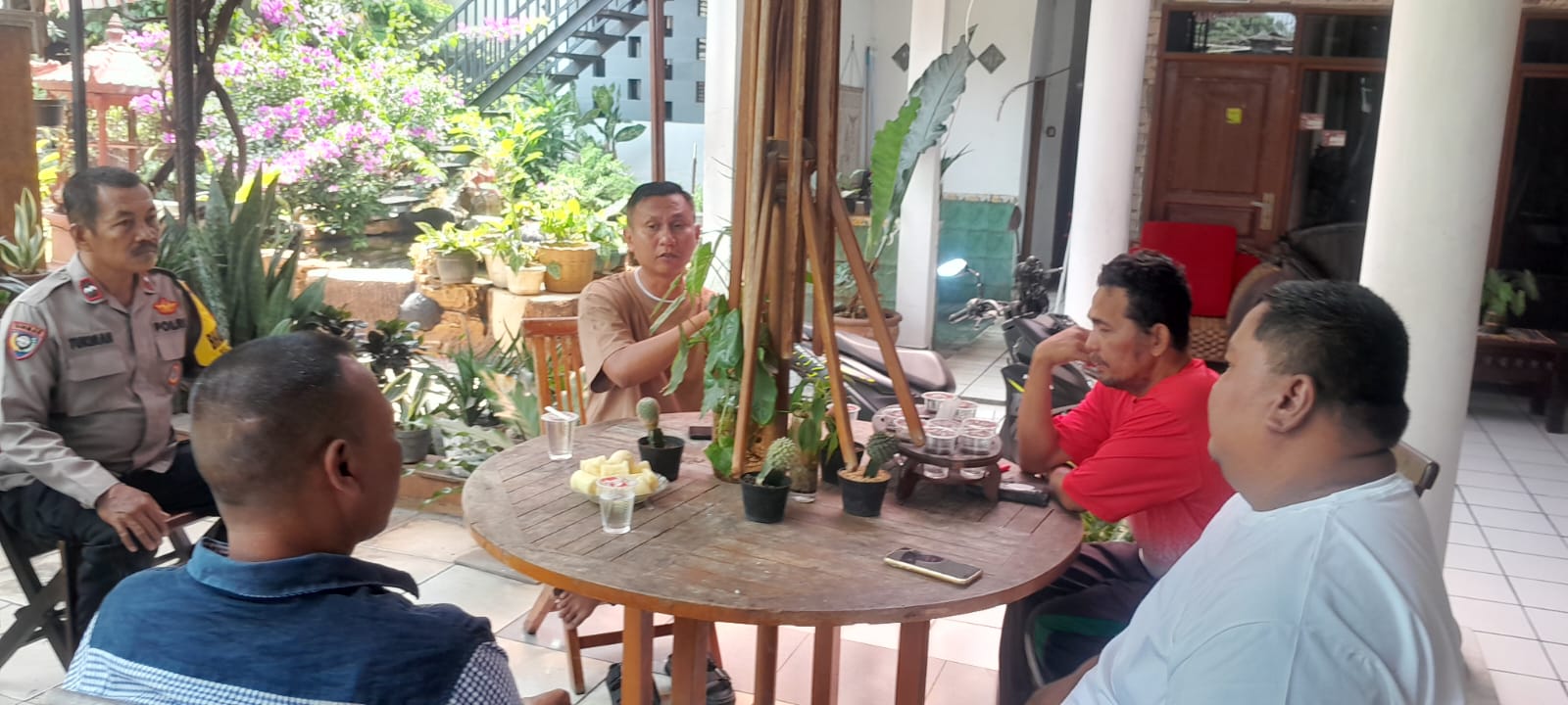 Bhabinkamtibmas Sambang Tokoh Masyarakat RW 09 Kp Teluk Buyung