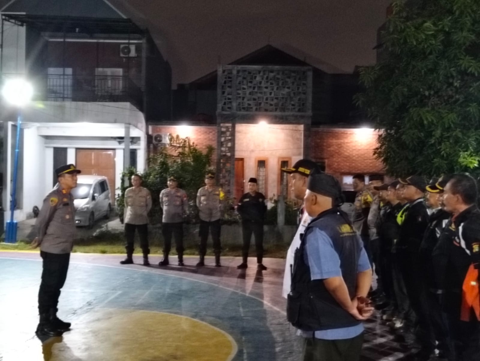 Kapolsek Bekasi Barat pimpin Apel Pokdarkamtibmas Sektor Bekasi Barat dalam Rangka Patroli Bersama Potensi Masyarakat Guna Antisipasi Gangguan Kamtibmas
