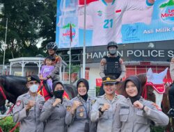Polwan Layani Warga Saat Pam Car Free Day di Bundaran HI