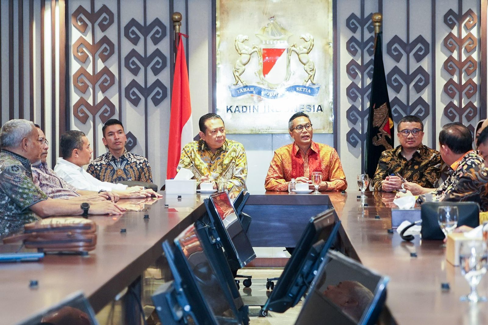Hadiri Sarasehan KADIN Indonesia dengan Menkumham, Bamsoet Ingatkan Pelaku Dunia Usaha untuk Adaptif dan Visioner