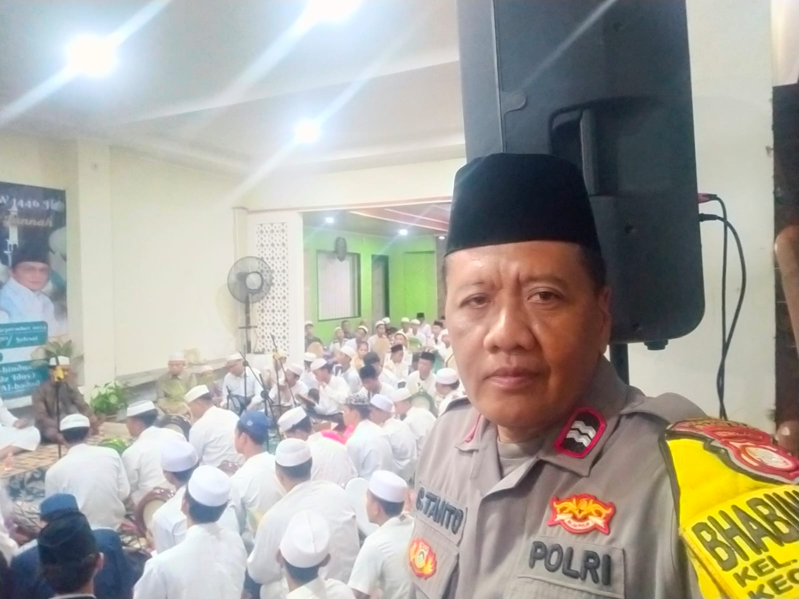 Bhabinkamtibmas Jakasampurna Polsek Bekasi Barat mengikuti Peringatan Maulid Nabi Muhammad SAW di Aula Yayasan Riyadh El-Jannah Kelurahan Jakasampurna