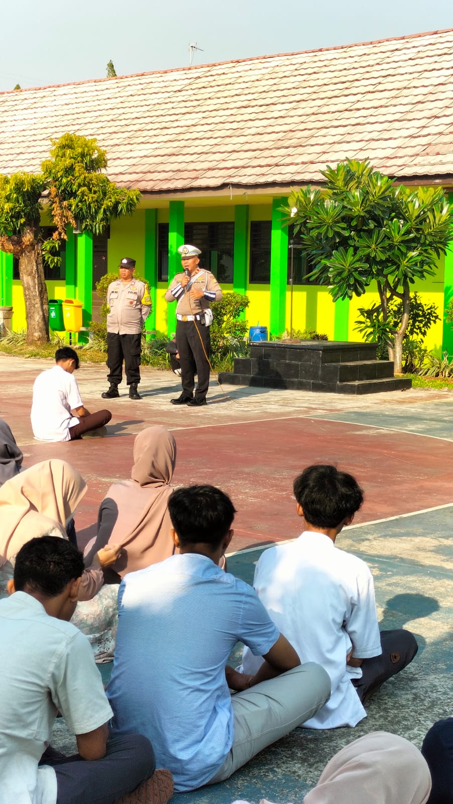 Unit Lantas Polsek Rawalumbu Gelar “Polri Go to School” di SMA Mandalahayu, Sosialisasikan Guantibmas dan Tertib Berlalu Lintas   