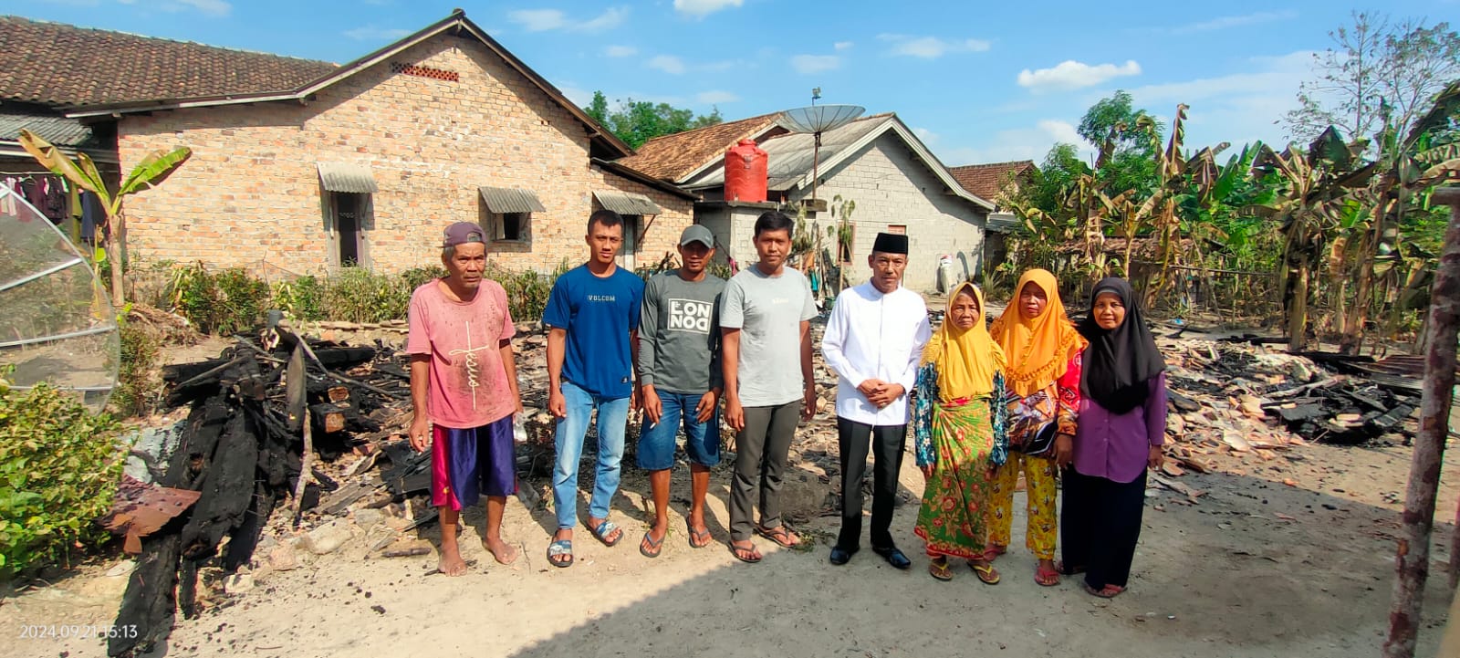 Sambangi Korban Kebakaran, Shodiq Berikan Bantuan dan Hibur Mbah Sukini