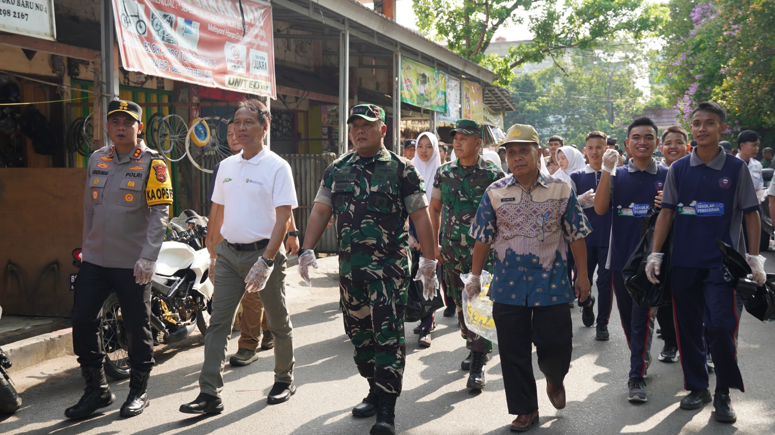 Jelang HUT TNI, Kodim OKI Gelar Baksos Bersih-Bersih Pasar Rakyat