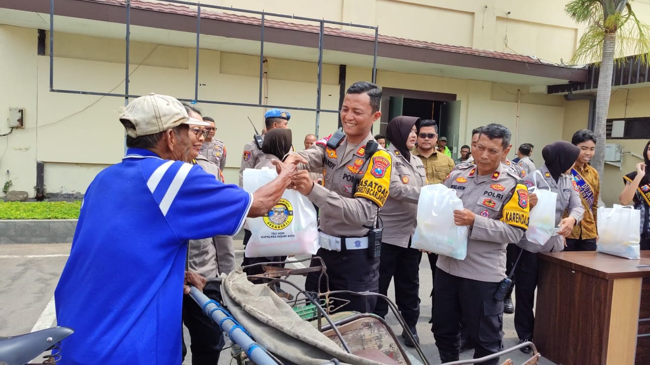 Syukuran HUT Lalu Lintas Bhayangkara ke-69, Polres Kediri Kota Gelar Pemotongan Tumpeng dan Bakti Sosial
