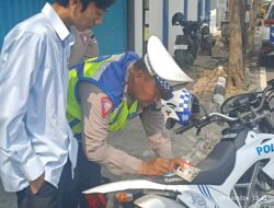 Satlantas Polres Kediri Kota Memberikan Tindakan Tilang kepada 7 Pengemudi Truk dan 1 Bus yang Melanggar