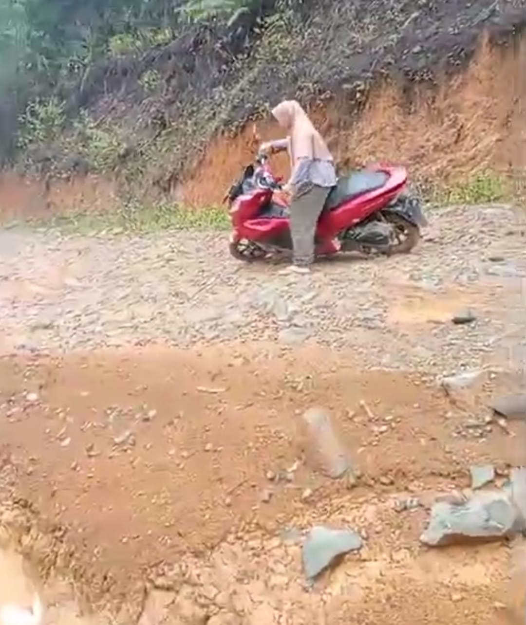 Kado 24 HUT Provinsi Banten: Masyarakat Panggarangan Harapkan Perbaikan Infrastruktur Jalan