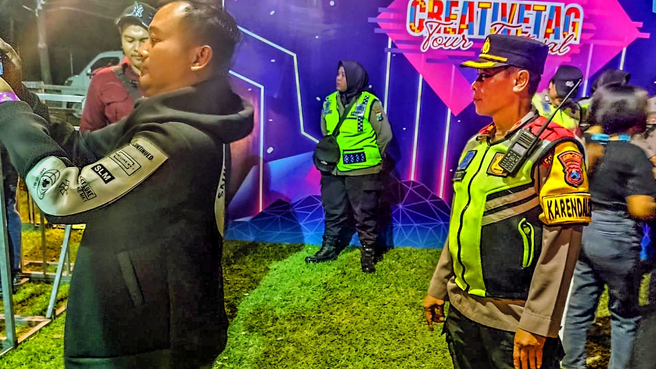 Pimpin Pengamanan Konser Musik Bertajuk “ CREATIVETAG Tour Festival “, Kabag Ops Polres Kediri Kota : Bekerja Sesuai SOP dan Humanis