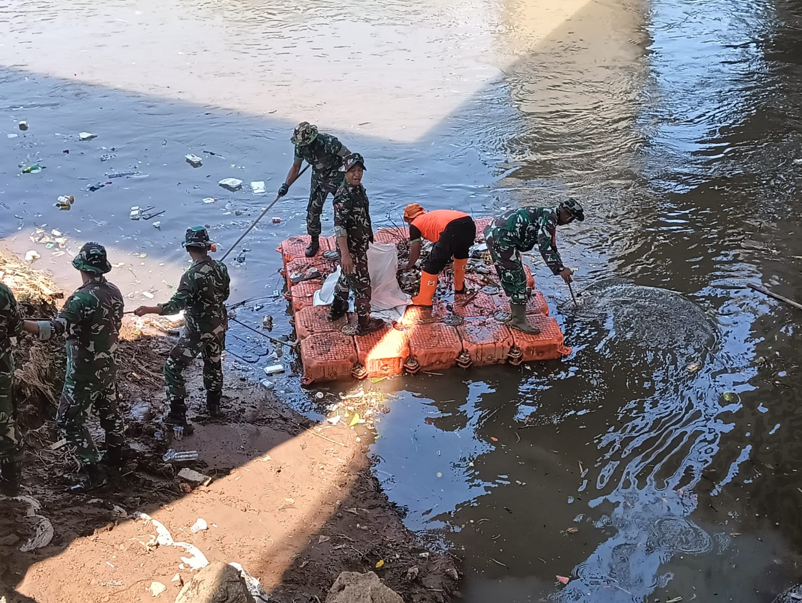 Bantaran Sungai Ciliwung RW 01 Balekambang Jadi Sasaran Karya Bakti Koramil Kramatjati
