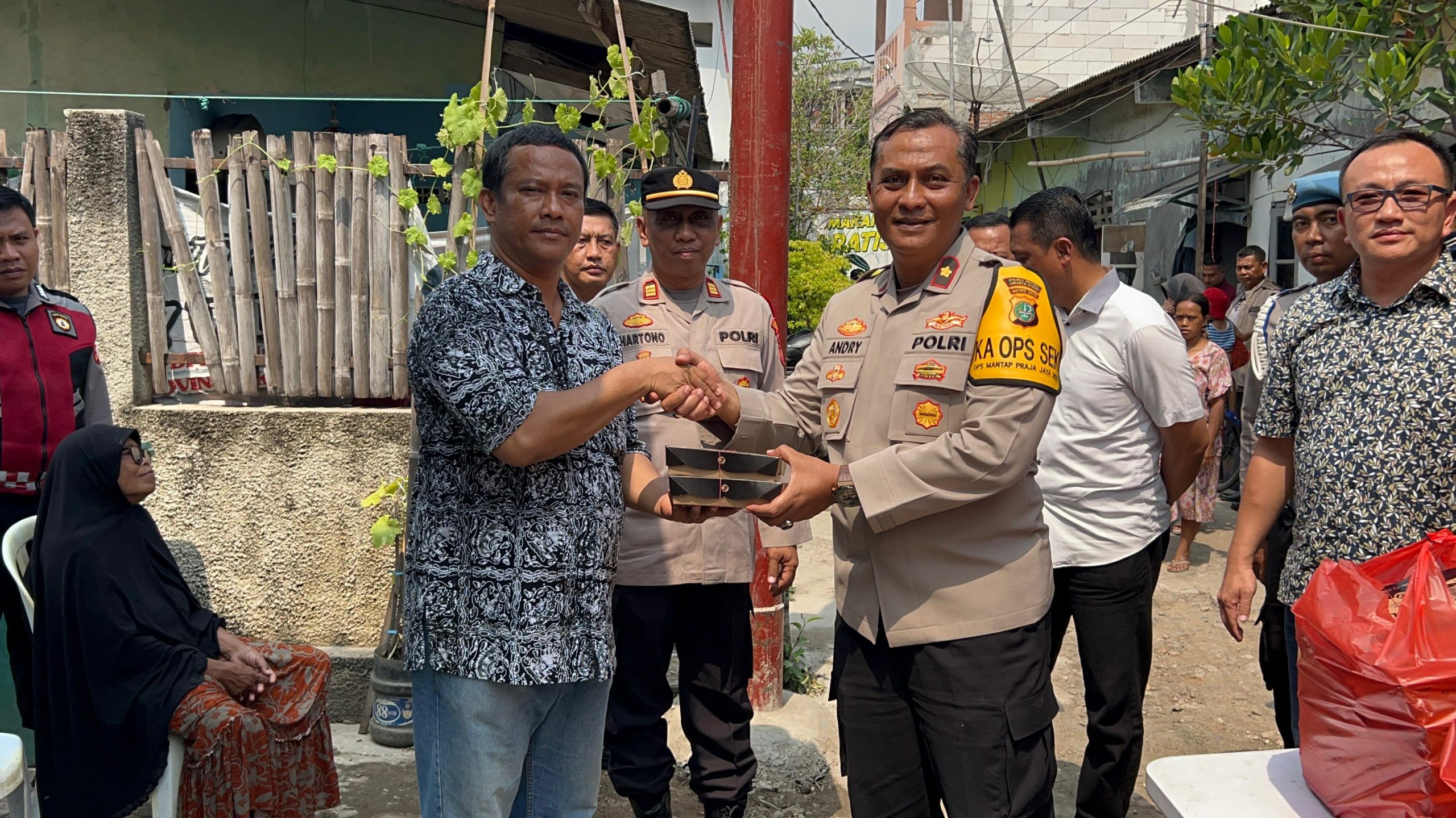Ini Pesan Kapolsek Koja Saat Adakan Bakti Sosial Di Kampung Beting