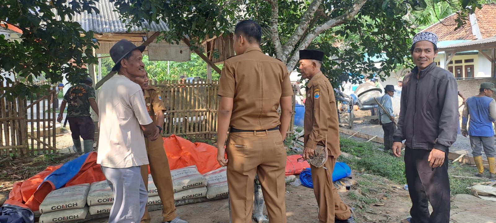 Camat Kalanganyar Tinjau Gotong Royong Pembangunan Jalan Betonisasi di Kampung Gorojog