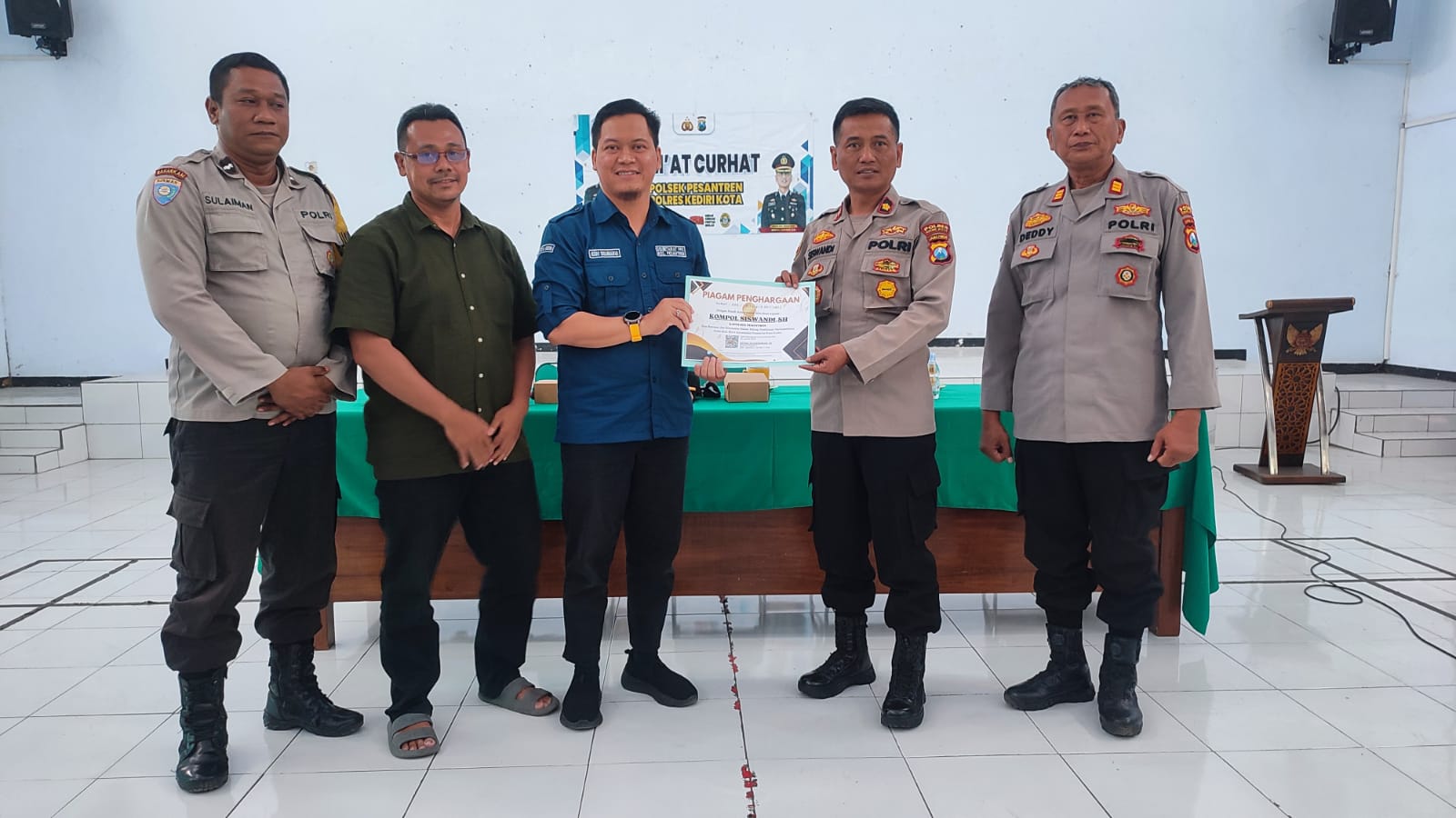 Melalui “Jumat Curhat”, Kapolsek Pesantren Banyak Mengurai Persoalan yang Dikeluhkan  Warga