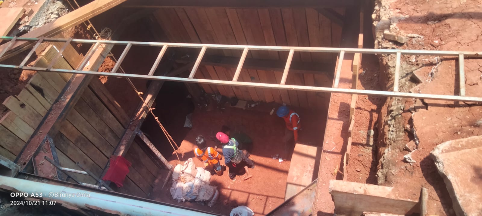 Proyek Gorong-gorong PT.LEOTUNGGAL MANDIRI jalan Smp 147 jakarta Timur,jalan Cibubur kec, Ciracas memakan korban tertimbun longsoran tanah pada saat penggalian