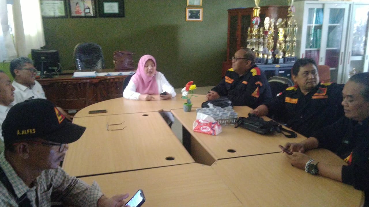 AMX Indonesia Cirebon Raya Geruduk SMPN 7 Guna Tertibkan Oknum Guru Yang Dinilai Arogan