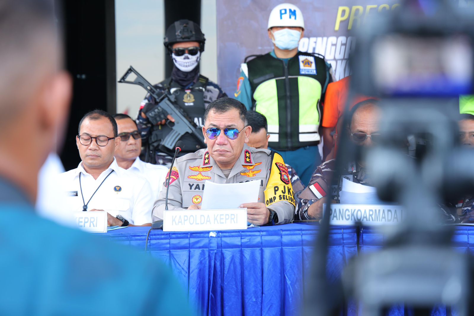 IRJEN POL YAN FITRI HALIMANSYAH HADIRI KONFERENSI PERS PENGGAGALAN PENYELUNDUPAN 10 KG SABU OLEH LANTAMAL IV BATAM
