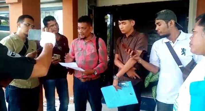 Pemprov Kepri Mangkir Pada Sidang Ajudikasi Sengketa Informasi Antara Pemohon Tengku Azhar Dan Octhian Syiah Reza Dengan Termohon Pemprov Kepri.