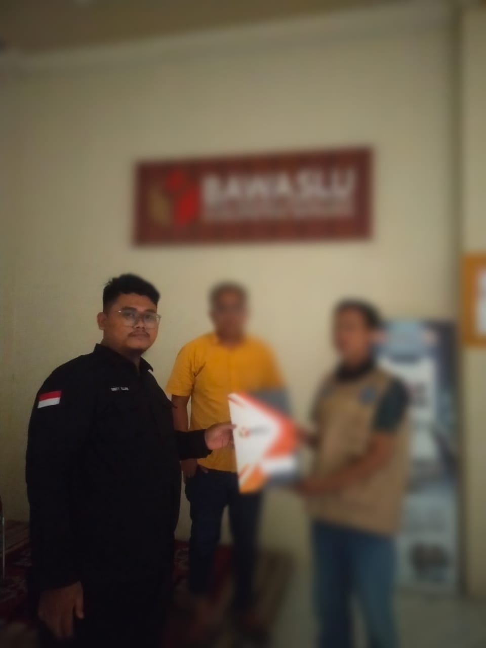 Fasilitasi Kampanye Paslon No.1 Dirumahnya, Warga Laporkan Sekmat Petir Ke Bawaslu.