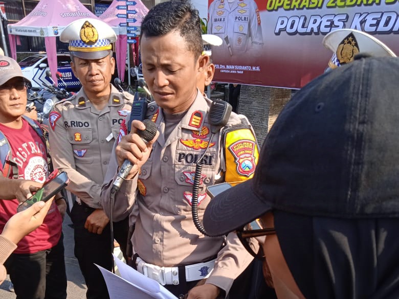 Polres Kediri Kota Tindak Ribuan Pelanggar Lalu Lintas Operasi Zebra Semeru 2024, Belasan Knalpot Brong Dimusnahkan