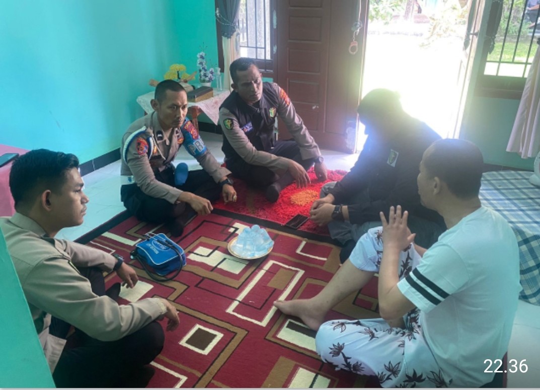 Home Visit, Sidokkes Polres Aceh Timur Berikan Pelayanan Kesehatan Kepada Sejumlah Personel yang Sakit