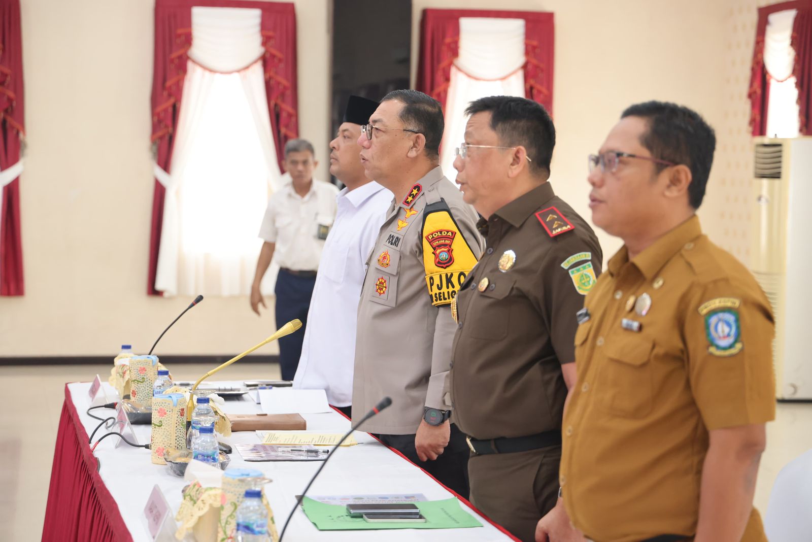 IRJEN POL YAN FITRI HALIMANSYAH KAPOLDA KEPRI PIMPIN RAPAT KOORDINASI PENCANANGAN KAMPUNG SEHAT MADANI