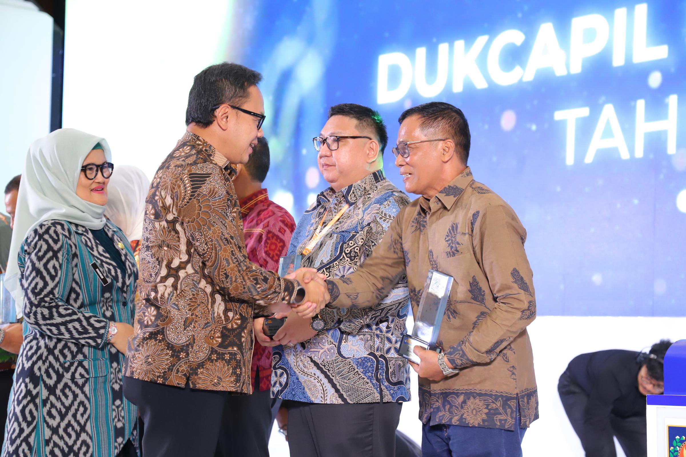 Kemendagri Berikan Penghargaan Dukcapil Award di Rakornas NTB 2024