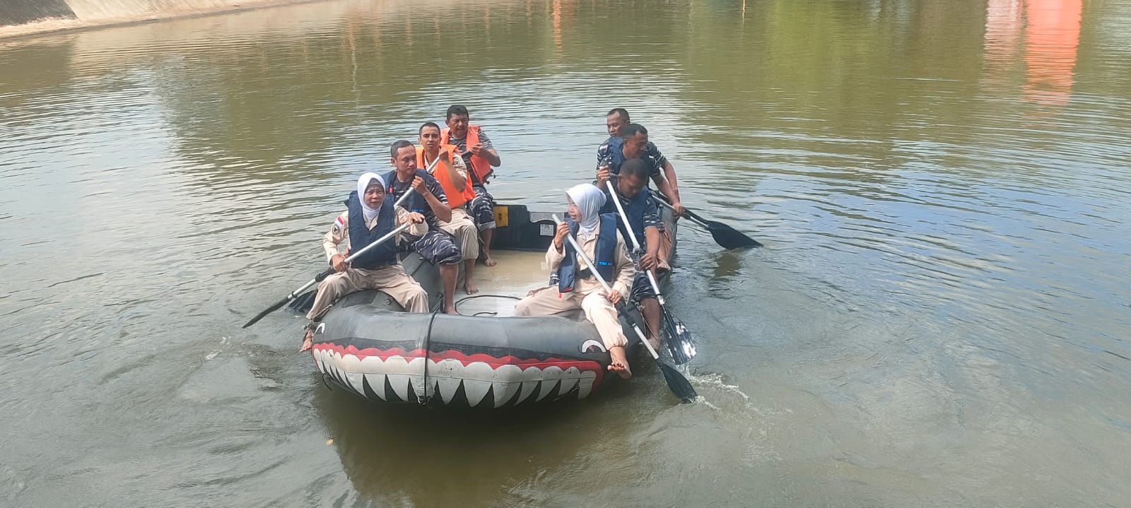 Personel TNI AL Bandung Laksanakan Latihan Dayung Perahu Karet