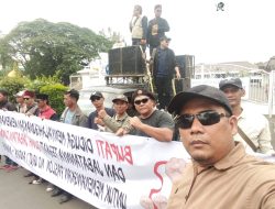 Ratusan massa dari organisasi aliansi masyarakat peduli demokrasi (AMPD), Mendemo Kantor Dewan Perwakilan Rakyat Daerah (DPRD) Kabupaten Serang