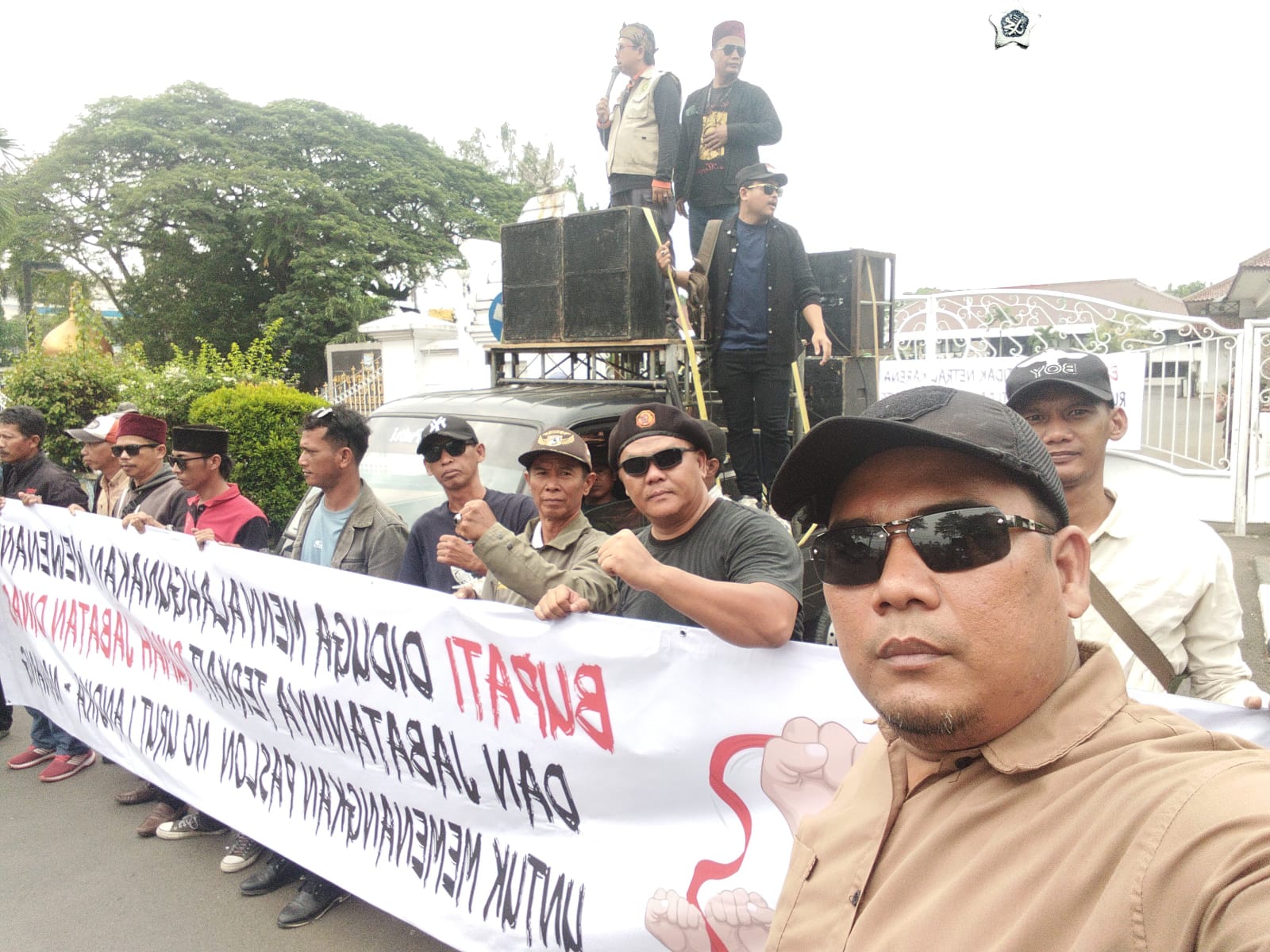 Ratusan massa dari organisasi aliansi masyarakat peduli demokrasi (AMPD), Mendemo Kantor Dewan Perwakilan Rakyat Daerah (DPRD) Kabupaten Serang