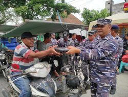 Hormati Jasa Pahlawan, Lanal TBA Bagikan Makan Siang Gratis Kepada Para Pahlawan Keluarga