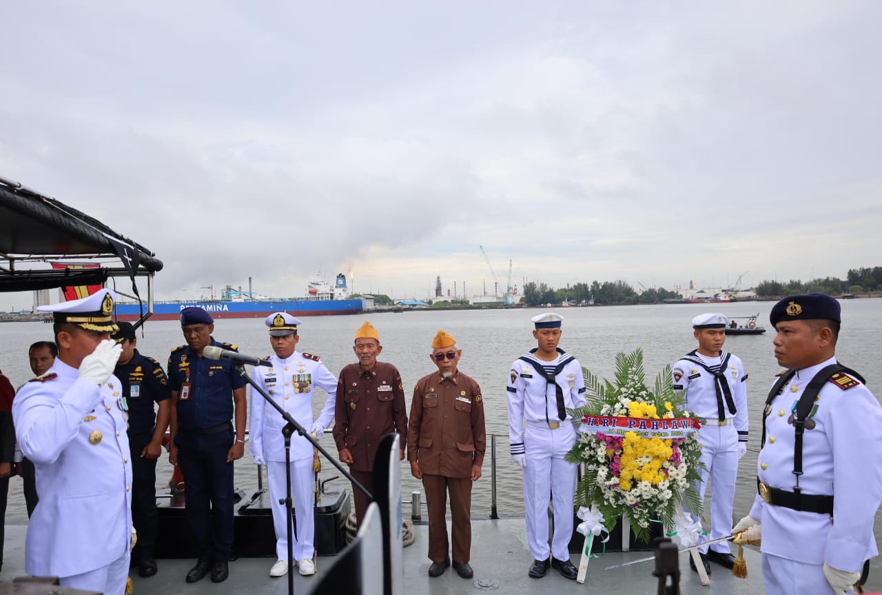 Wujud Penghormatan Kepada Para Pahlawan, Lanal Dumai Gelar Upacara Tabur Bunga di Perairan Selat Rupat