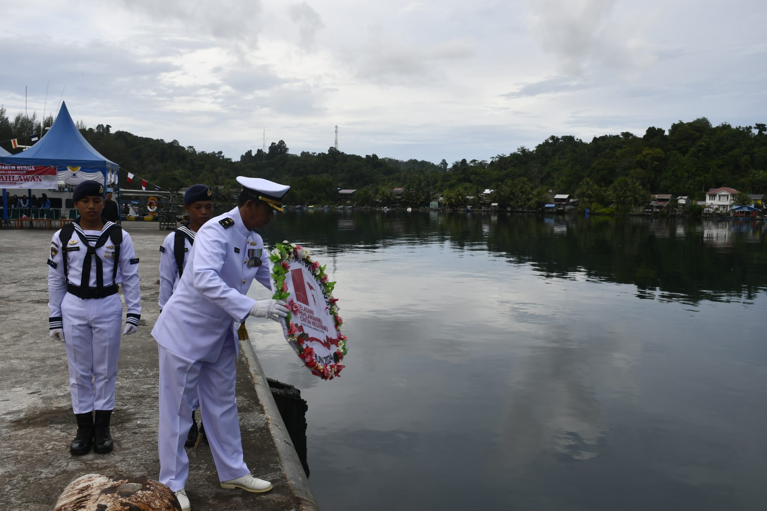 Peringati Hari Pahlawan, Lanal Simeulue Bersama Forkopimda Laksanakan Tabur Bunga