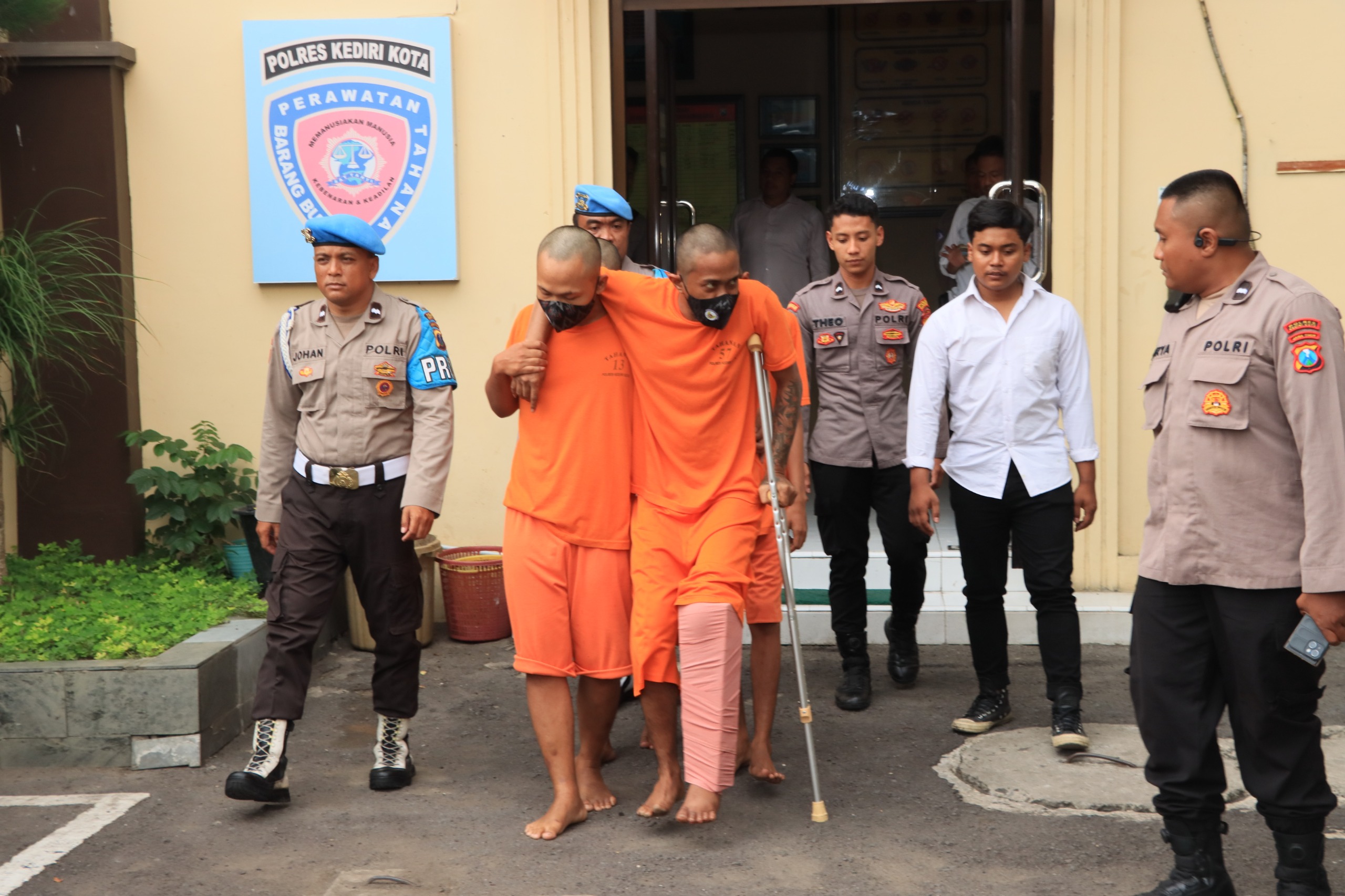 Tim Opsnal Resmob Sat Reskrim Polres Kediri Kota Bekuk Empat Pelaku Perampokan Spesialis Minimarket