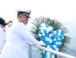 Peringati Hari Pahlawan, Danlanal Nias Pimpin Upacara Tabur Bunga Diatas Geladak KAL Hinako I-2-19