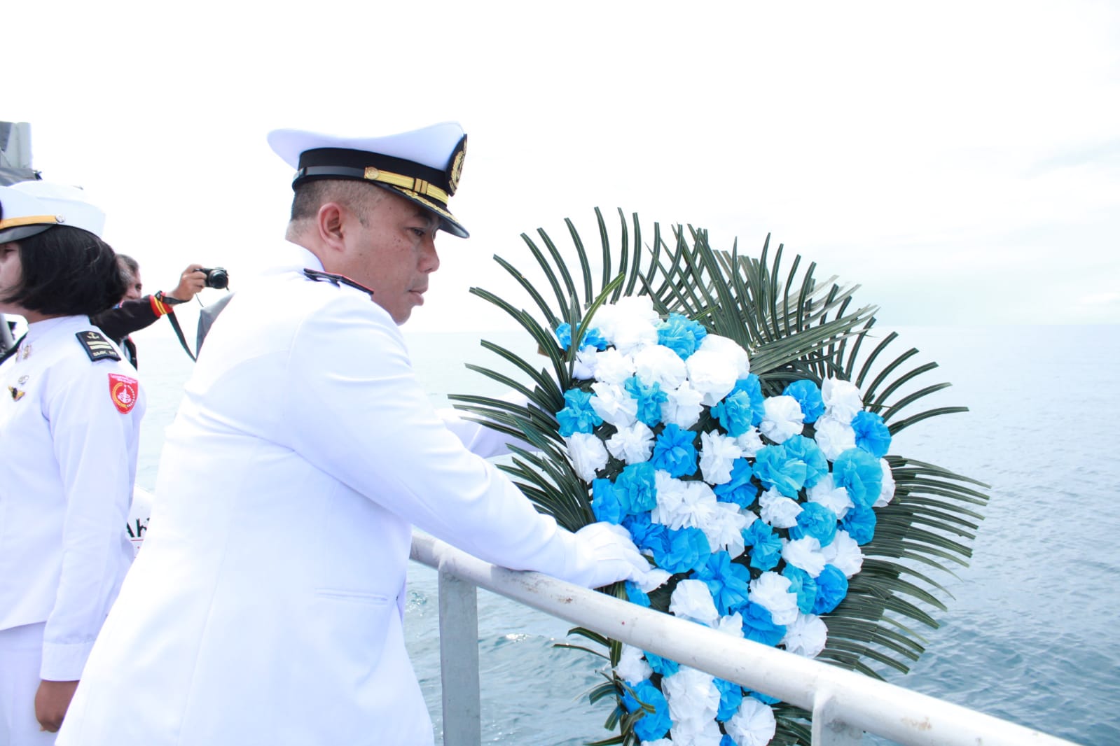 Peringati Hari Pahlawan, Danlanal Nias Pimpin Upacara Tabur Bunga Diatas Geladak KAL Hinako I-2-19