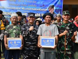 Dalam Rangka Hari Armada RI Tahun 2024, Lanal Bandung Gelar Bersih-Bersih Pantai Pangandaran dan Bakti Sosial