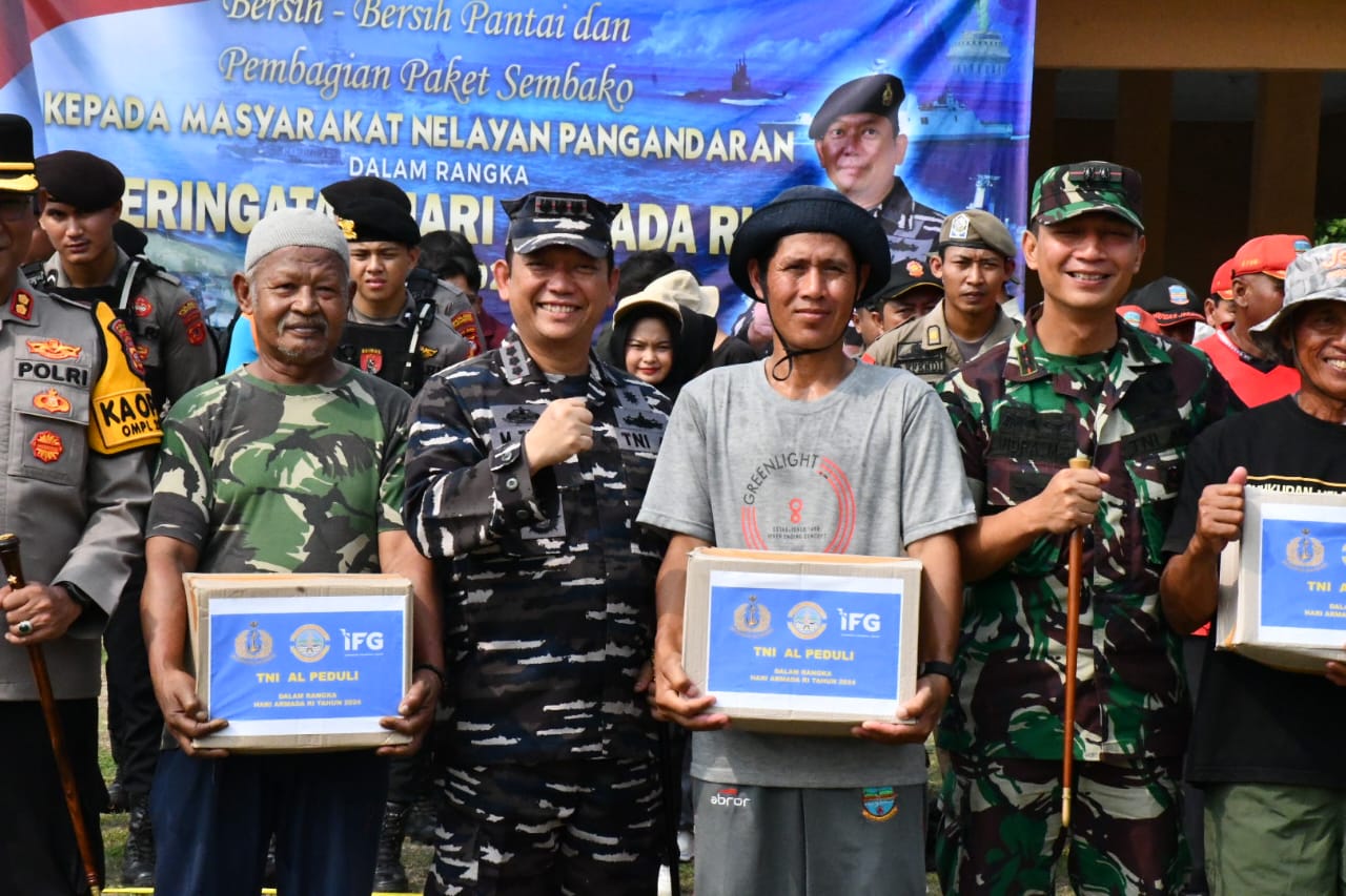 Dalam Rangka Hari Armada RI Tahun 2024, Lanal Bandung Gelar Bersih-Bersih Pantai Pangandaran dan Bakti Sosial