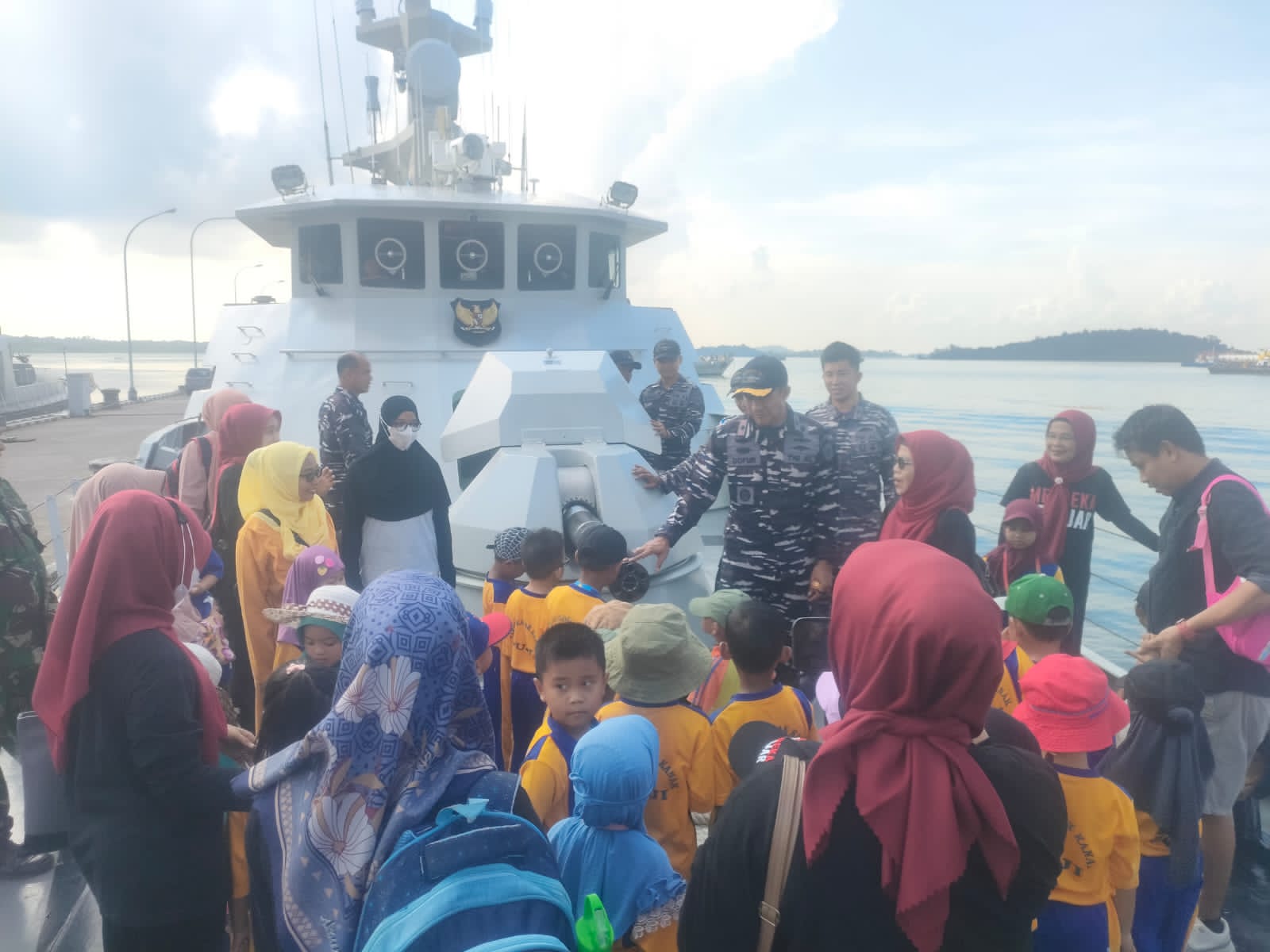Antusias Siswa Siswi TK di Bintan Melihat Kapal Perang TNI AL