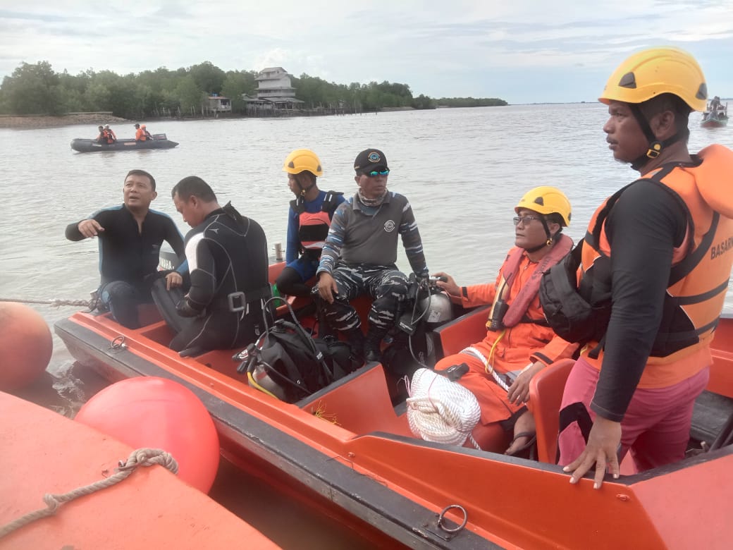 Pangkalan TNI AL Dumai Kerahkan Tim Penyelam Guna Dukung Pencarian Korban Tenggelam di Kuala Sungai Pakning Bengkalis