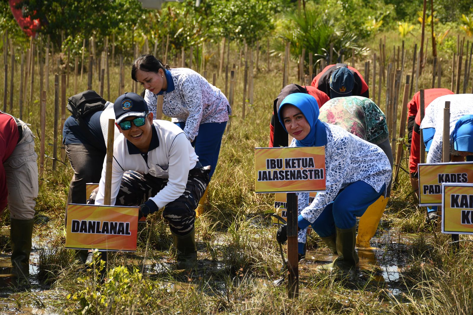 Sambut Hari Armada RI Tahun 2024, Lanal Banjarmasin Gelar Bersih-Bersih Pantai, Penanaman Pohon Mangrove, dan Bakti Kesehatan