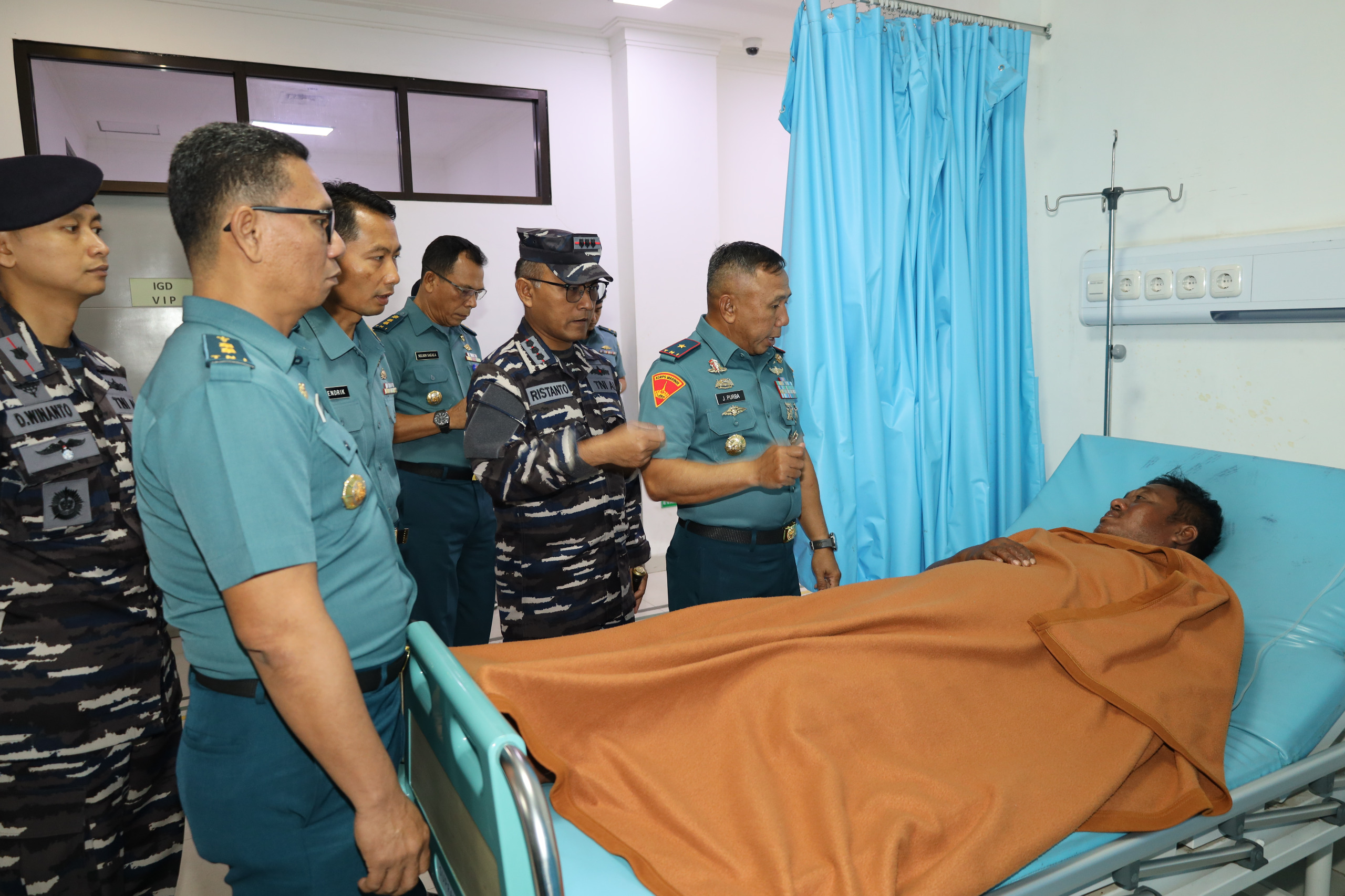 Satgas Patkor Malindo 166/24 Terima dan Evakuasi Nelayan WNI Korban Kapal Tenggelam di Perairan Selat Malaka