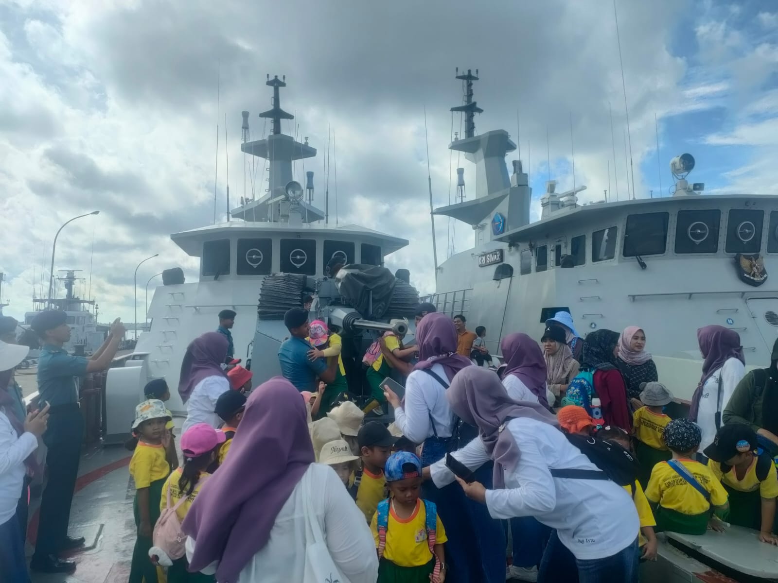 TK YKPP Tanjung Uban Berkunjung Ke Kapal Perang TNI AL di Dermaga Lanal Bintan