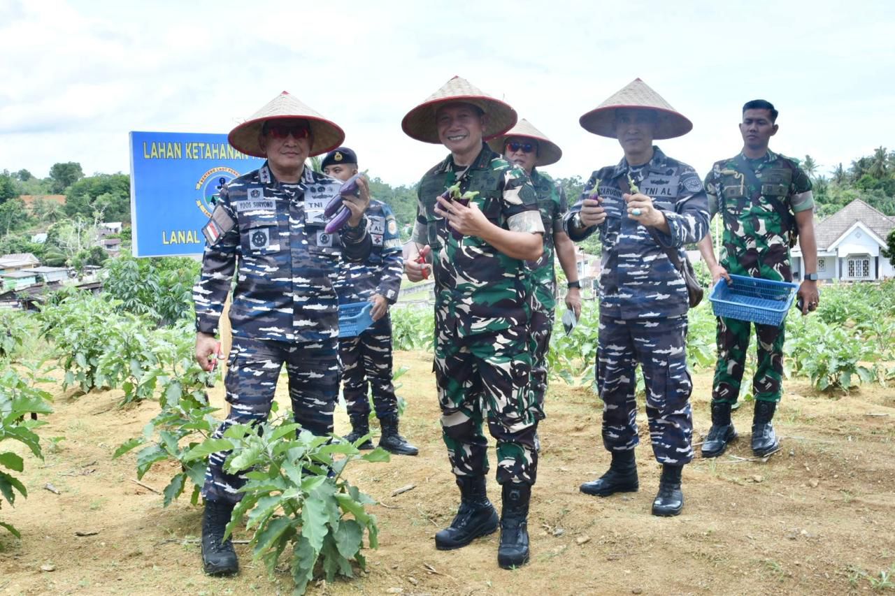Pangkalan TNI AL Dabo Singkep Panen Ketahanan Pangan Bersama Panglima Koarmada I