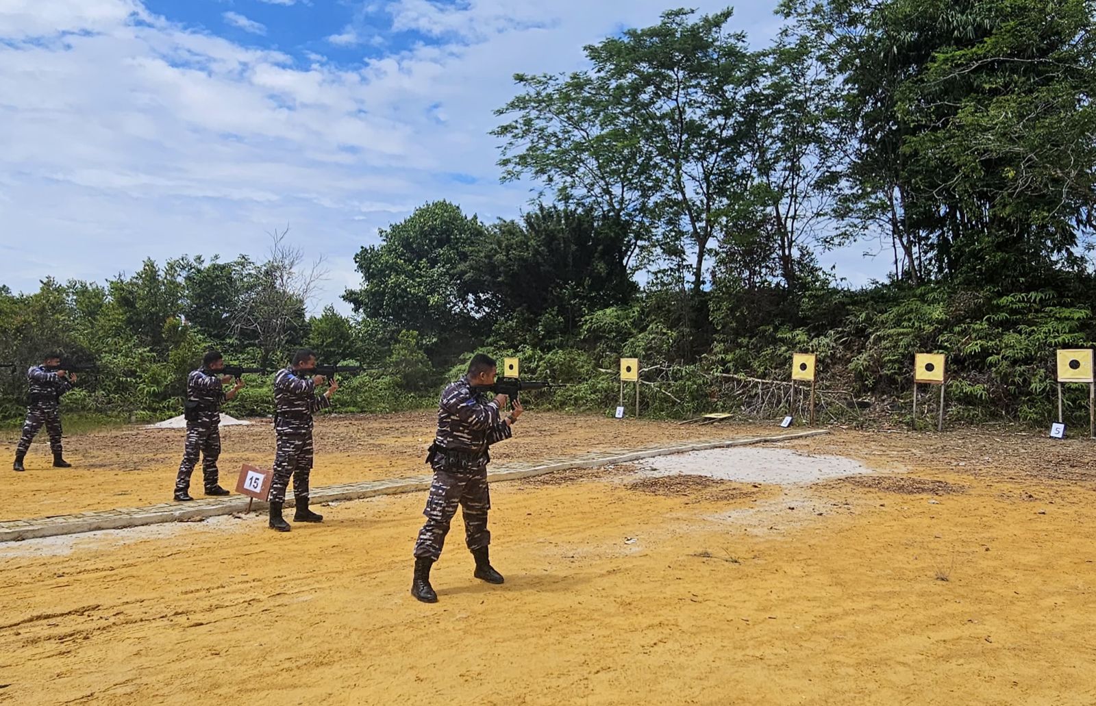 Binsat Menembak di Tanjung Uban Dalam Rangka HUT Armada RI